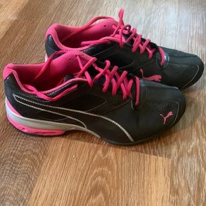 Womens Puma tennis shoes
